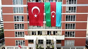 Pendik Belediyesi'nden Azerbaycan'a dev bayraklı destek