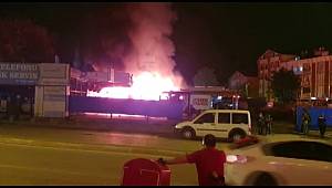 Son dakika haberleri | Sancaktepe'de oto yıkama kuaförü alev alev yandı; 1 yaralı