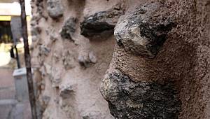 Tarihi kapıda gelişigüzel onarım