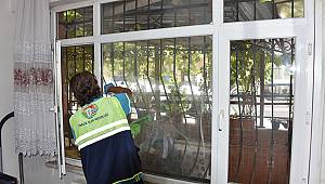 Tuzla 'da İhtiyaç Sahibi Vatandaşların Evleri Dezenfekte Ediliyor