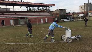 Adana Büyükşehir’den çim sahalara özel bakım