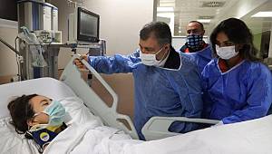 Bakan Koca ve UMKE personeli Edanur Doğan, enkazdan kurtarılan İnci’yi ziyaret etti