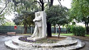 BEŞİKTAŞ’TA YAKILAN MELİH CEVDET ANDAY’IN HEYKELİ ONARILDI