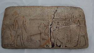 Eski Mısır dönemine ait tableti 1 milyon liraya satmak isterken yakalandılar