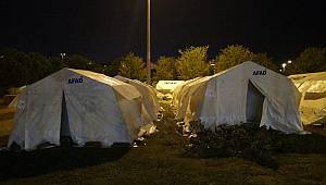 İzmir'de deprem sonrası çadır kentlerde yaşam sürüyor