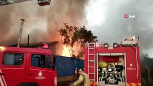 Kartal'da bir kağıt fabrikasında büyük çaplı yangın çıktı. Çok sayıda itfaiye ekibinin yangına müdahalesi sürüyor.