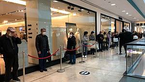 Korona virüs hiçe sayıldı, indirim nedeniyle metrelerce kuyruk oluştu