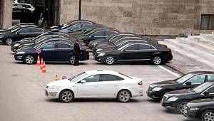 Meclis’te araba yıkayan özel araçla evine gidiyor