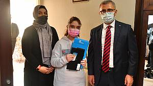 ÜSKÜDAR BELEDİYESİ GERİ DÖNÜŞÜMDEN ELDE ETTİĞİ GELİRLE 5000 ADET TABLET DAĞITTI