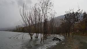 Elazığ'daki depremden sonra Hazar Gölü'nde su seviyesi yükseldi
