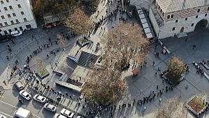 Eminönü'nde metrelerce uzayan milli piyango bileti kuyruğu