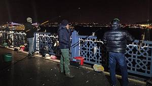 Galata Köprüsü'nde sosyal mesafeli av başladı!