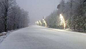 İstanbul'un yanı başındaki Kartepe’ye mevsimin ilk karı yağdı