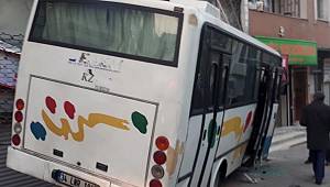 Küçükçekmece'de servis aracı markete girdi: 3 yaralı