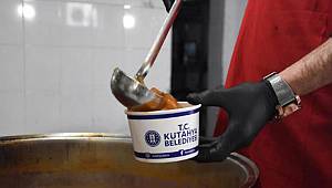 Kütahya'da, belediyenin özel ekipleriyle sıcak yemek dağıtımı