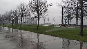 Pendik'te yağmurlu havada fıskiyelerin çalıştırılmasına tepki