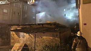 Sancaktepe'de iş yerinde çıkan yangın söndürüldü