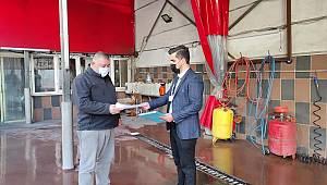 Ümraniye Belediyesi Vatandaşların Ruhsatını İşyerine Teslim Etti