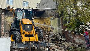 Ümraniye’de çevre sağlığını tehdit eden sahipsiz metruk bina yıkıldı
