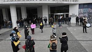 Esenyurt Belediyesi önünde davullu zurnalı kreş zammı eylemi