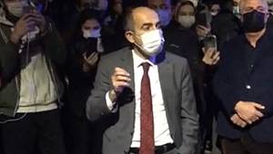 Melih Bulu, kendisini protesto eden öğrencilerin yanına gitti