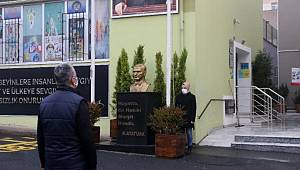 Şişli'de ortaokulda İstiklal Marşı okundu, bayrak töreni yapıldı