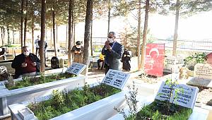 Yeşilyurt Apartmanı’nda hayatını kaybedenler mezarı başında dualar ile anıldı.