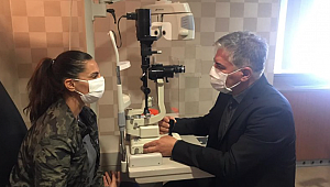 Hastanelik olan Hande Fırat'ı CHP'li Murat Emir muayene etti