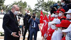 Türkiye'nin en büyük bayrağı göndere çekildi