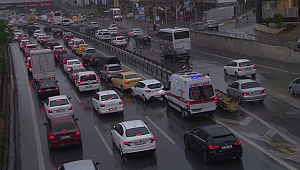 İstanbul'da yağmur bastırdı, trafik felç