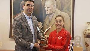 Kartal'ın Gururu Çakıroğlu’dan Olimpiyatlarda Gümüş Madalya  