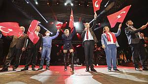 Adana’da on binler yürüdü, ellerinde meşalelerle marş söyledi, Gülşen konseriyle coştu