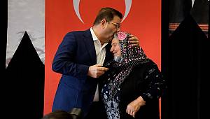 Sevim Teyze ‘Bir Bulut Kaynıyor Sivas Elinden’i söyledi, salon alkıştan yıkıldı