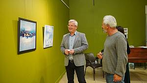 YUMUŞAK FORMLAR, SERT VE RAHAT FIRÇA VURUŞLARI OLAN ESERLERİYLE RESSAM MUZAFFER KUTLUSAN AYVALIK’TA