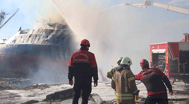 Kartal Belediyesi'nden gemi yangınını söndürme çalışmalarına destek