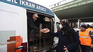 KARTAL BELEDİYESİ’NDEN VATANDAŞLARA SICAK ÇORBA VE ÇAY İKRAMI