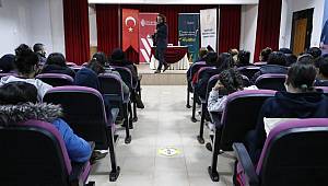 ÜMRANİYE’DE DİJİTAL ÇAĞDA SOSYAL MEDYA VE AİLE KONUŞULDU