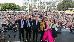 MERSİN BÜYÜKŞEHİR BELEDİYESİ KADINLAR MERSİN’DE ŞEVVAL SAM KONSERİNDE 8 MART’I KUTLADI