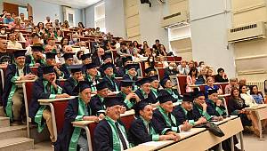 50 yıl sonra mezuniyet töreni düzenleyen doktorlar Gençliğe Hitabeyi okudu
