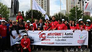 ATAŞEHİR CUMHURİYET MEYDANI 19 MAYIS COŞKUSUYLA DOLUP TAŞTI