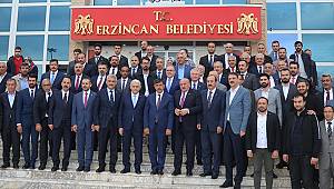 Binali Yıldırım, Erzincan Belediyesince, belediye binasında protokol ve vatandaşlarla düzenlenen toplu bayramlaşma töreninde konuştu.