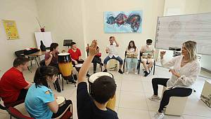 Kartal Belediyesi Sanat Akademisi’nde down sendromlu çocuklara ritim eğitimi