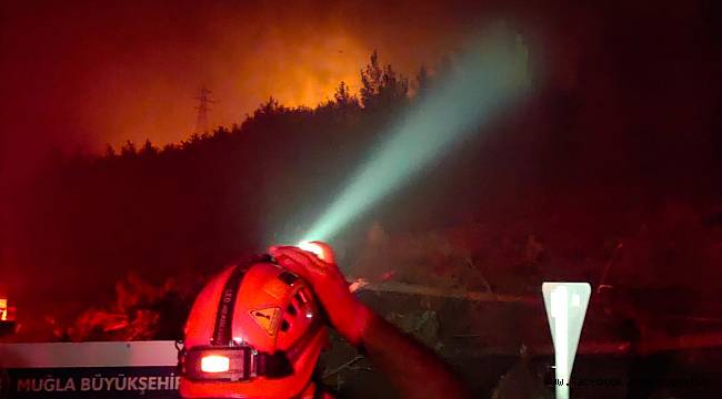 Kartal Belediyesi Ekiplerinin Marmaris’teki Yangınla Mücadelesi Sürüyor