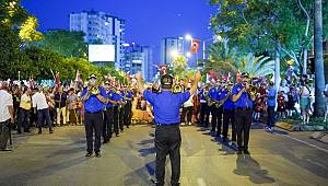 Adana’da 30 Ağustos Zafer Bayramı coşkusu, meşaleli yürüyüş ve konserle zirveye çıktı.