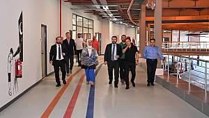 KOSGEB BAŞKANI HASAN BASRİ KURT, TUZLA BELEDİYESİ TEKNOLOJİ MERKEZİ’Nİ GEZDİ