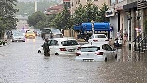Marmara'da etkili sağanak yağış: İstanbul ve Bursa'da araçlar ile evler su altında kaldı