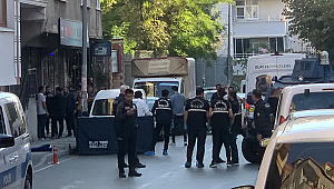 Annesinin kafasını kesti sokağa attı