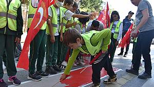 Tuzlalı çocuklar, yaya geçitlerinde yaya önceliği için farkındalık çalışması yaptı