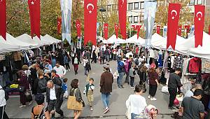 Kadıköy Belediyesi bahçesinde bu yıl 4’cü kez düzenlenen Yeniden Kullanım Pazarı’na vatandaşlar yoğun ilgi gösterdi. 