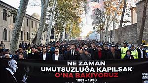 BEŞİKTAŞ’TAN DOLMABAHÇE’YE ATA’YA SAYGI YÜRÜYÜŞÜNE BİNLERCE VATANDAŞ KATILDI